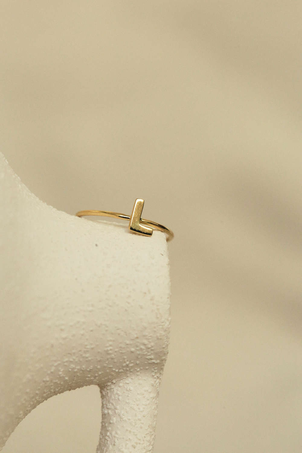 Anillo Adalia Concept Inicial hecho en oro de 18 quilates
