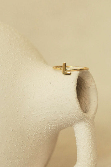 Anillo Adalia Concept Inicial hecho en oro de 18 quilates