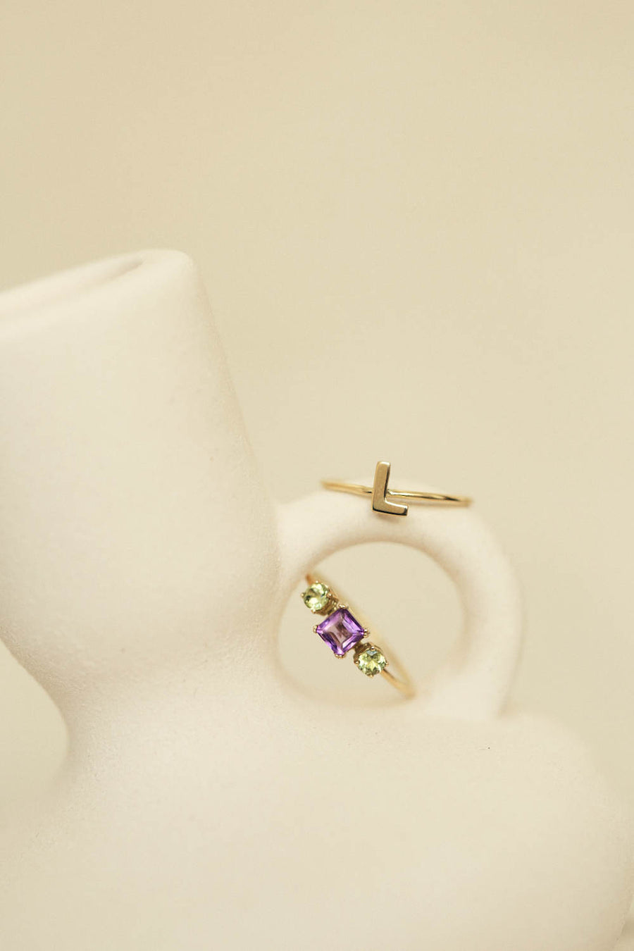 Anillo Adalia Concept Inicial hecho en oro de 18 quilates