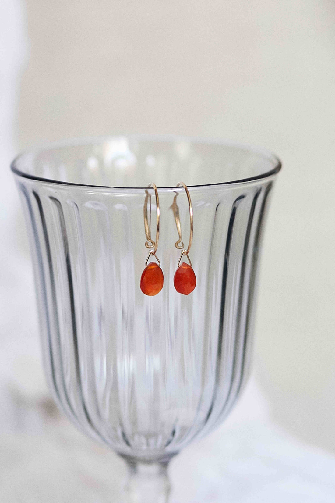Charms carneola de oro de 18 quilates con piedras naturales carneola de Adalia Concept.
