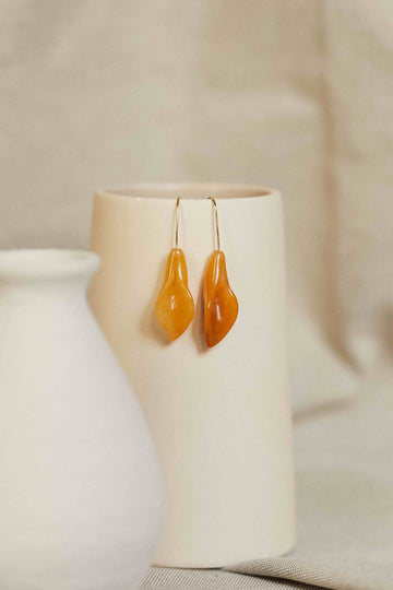 Pendientes gancho de oro de 18 quilates con jade naranja natural