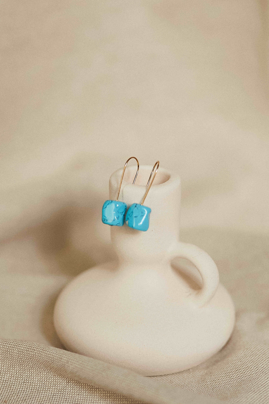 Pendientes gancho turquesa de oro de 18 quilates de Adalia Concept