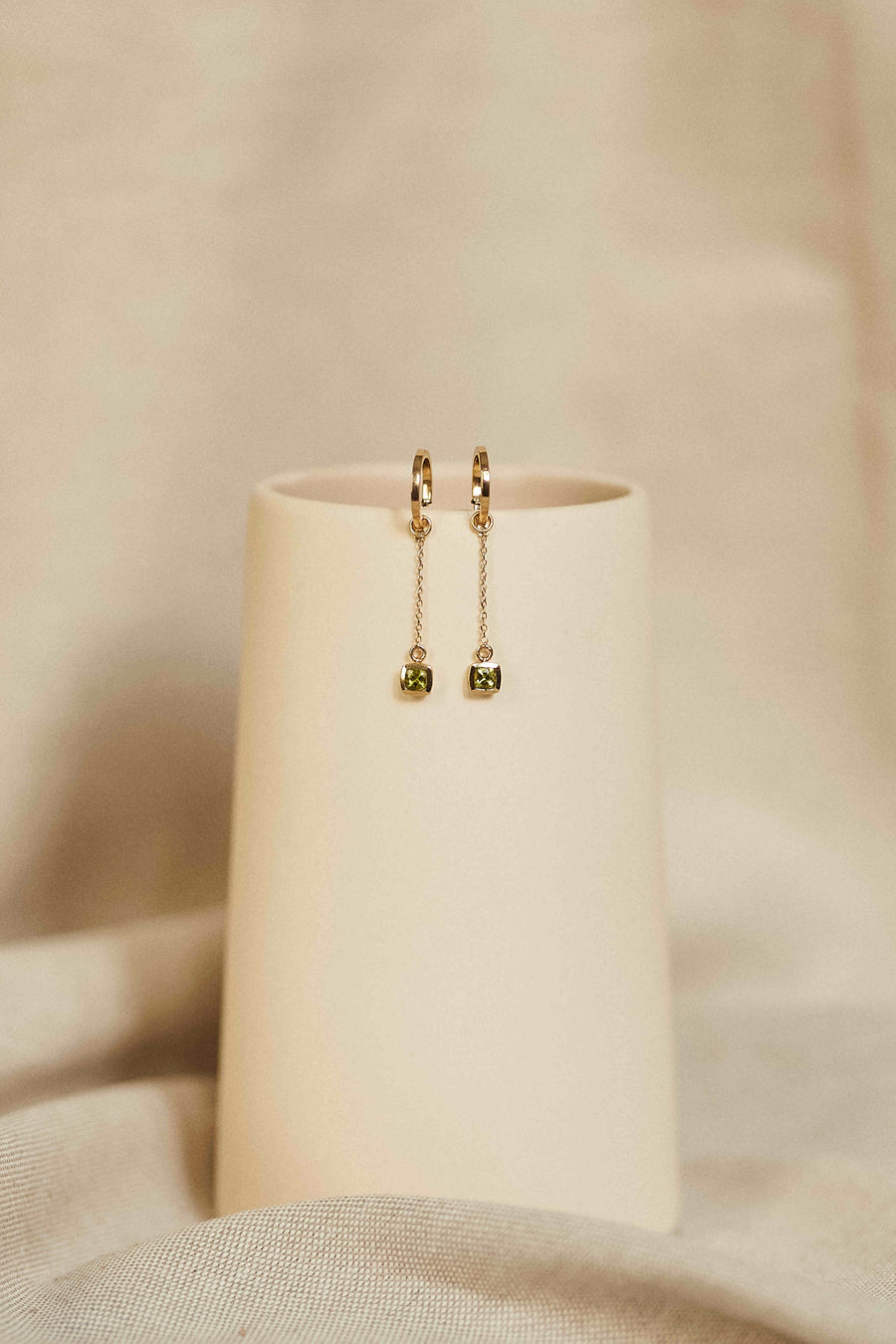 Charms peridoto de oro de 18 quilates con piedras naturales periodo de Adalia Concept