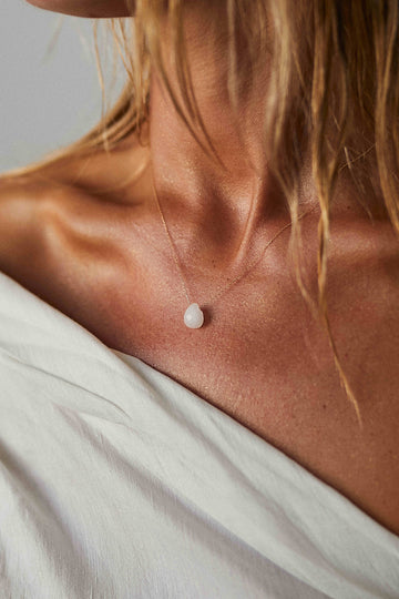 Adalia Concept collar cadena fina oro 18 quilates piedra cuarzo blanco en forma de gota