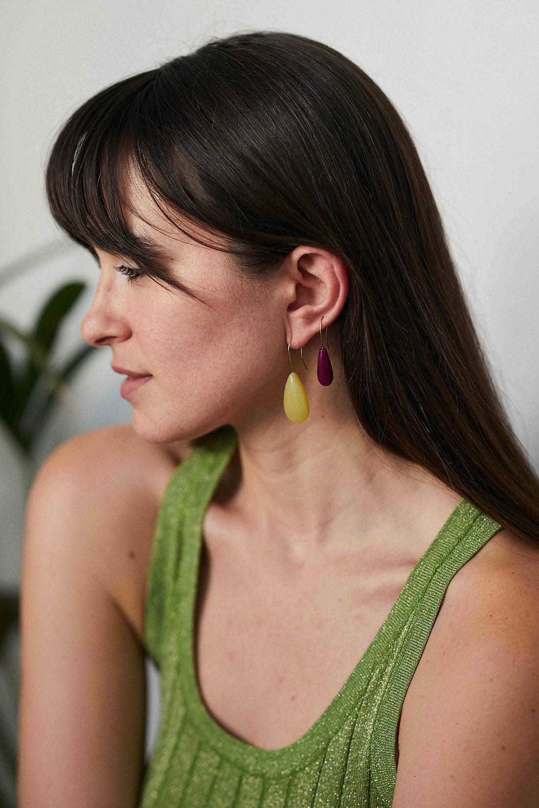 Gancho Olivia de oro de 18 quilates de Adalia Concept con una piedra natural jade modelo