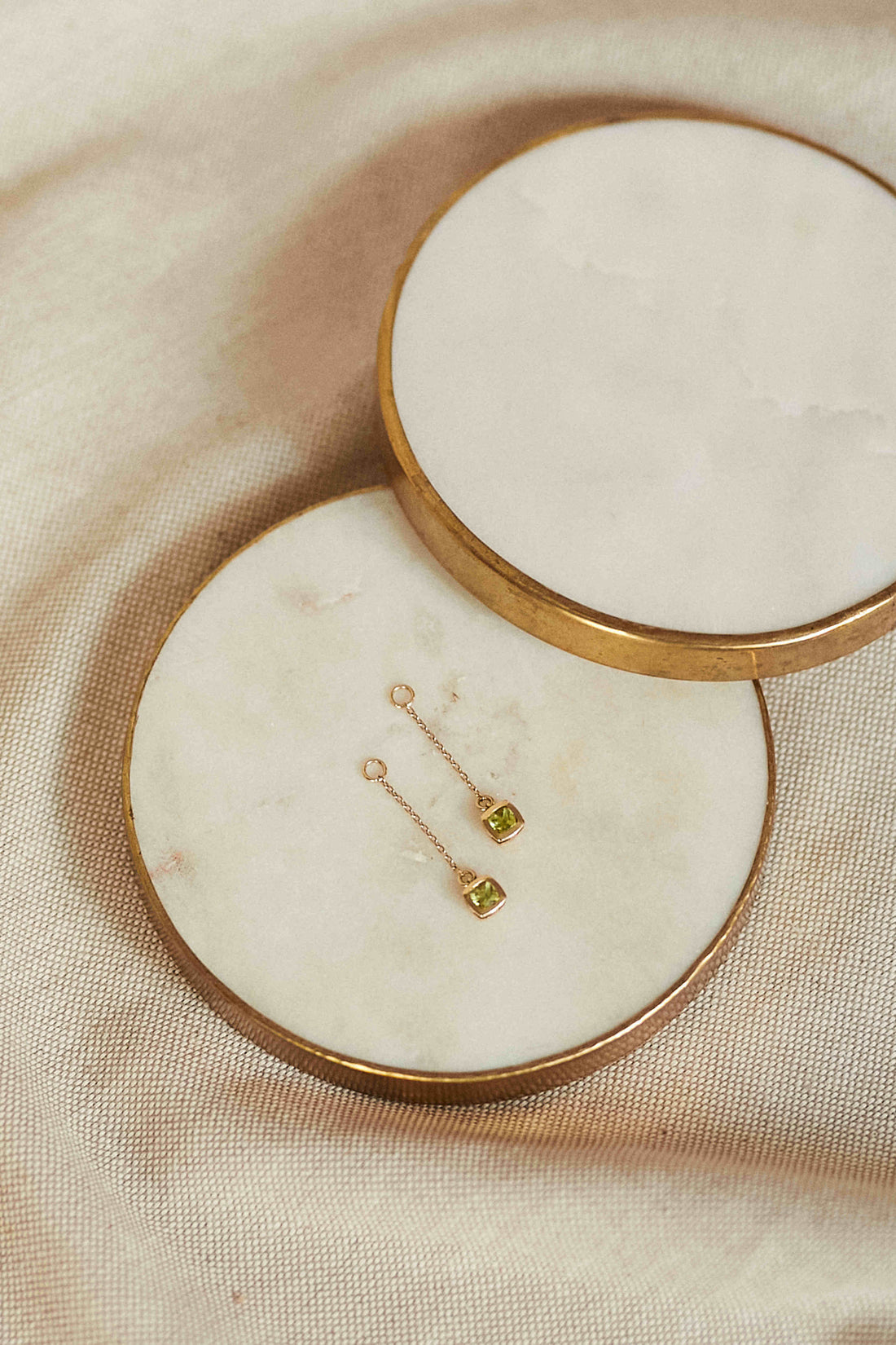 Charms peridoto de oro de 18 quilates con piedras naturales peridoto de Adalia Concept. 